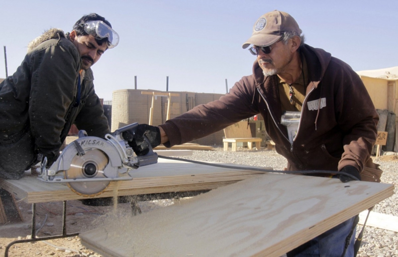 menuisier-BEAULIEU SUR MER-min_men_working_construction_sawing_wood_building_marines_workers_equipment-1064481