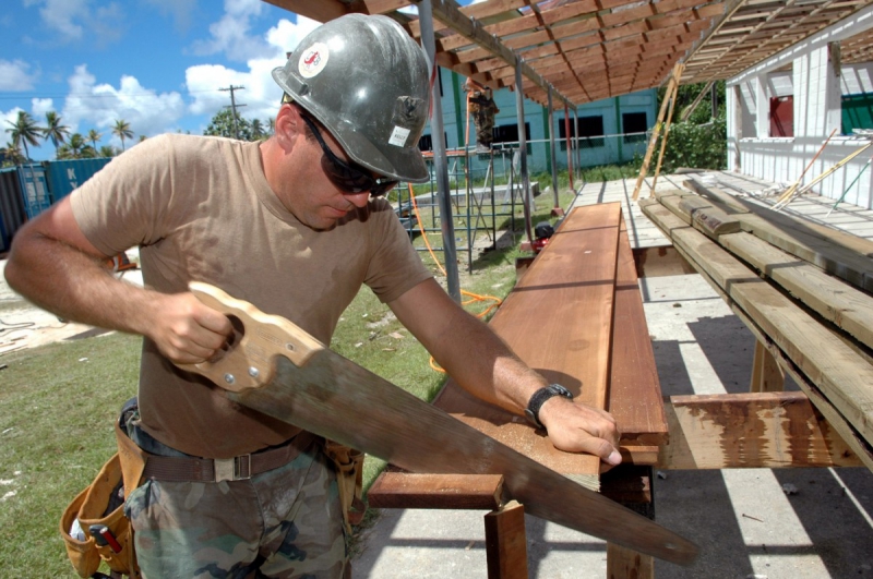 menuisier-BEAULIEU SUR MER-min_worker_construction_building_carpenter_male_job_build_helmet-893290